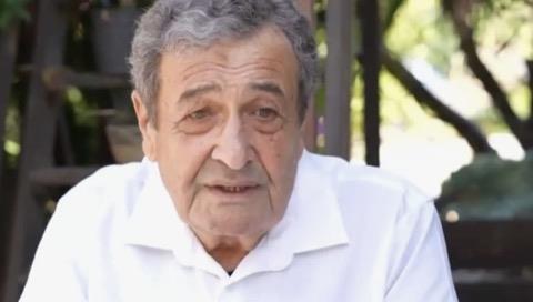 KEBAP�I VAKKAS VE M�D�R AM�L BEY KARAKTERLER�YLE HAFIZALARA KAZINDI<p>    Y�llard�r sanat d�nyas�nda yer alan Tar�k Papu��uo�lu, �zellikle "�kinci Bahar" dizisindeki Kebap�� Vakkas ve "Hayat Bilgisi"ndeki M�d�r Amil Bey karakterleriyle geni� bir hayran kitlesine ula�t�.  <p><p>Usta oyuncunun sade ya�am tercihi ve yapt��� a��klamalar, sosyal medyada da �ok say�da yorum ald�. Hayranlar�, Papu��uo�lu'nun ba��ms�z ya�am karar�na destek mesajlar� g�nderdi.