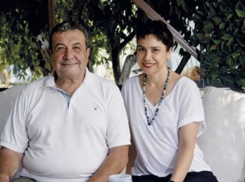 Tar�k Papu��uo�lu, kald��� m�tevaz� odan�n detaylar�n� da payla�t�. Usta oyuncunun ya�ad��� odada bir �ekyat, bir yatak, ��p kovas� ve k���k bir sehpa bulunuyor. Televizyon izlemek istedi�inde ise odas� yerine misafirhanenin lobisini tercih eden Papu��uo�lu, sade ya�am tarz�yla dikkat �ekti.