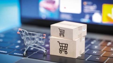"B�ylece t�keticilerin kampanyalar�n kapsam� ve sa�lanan avantajlar konusunda daha a��k ve do�ru �ekilde bilgilendirilmesi ama�lan�yor. �ndirimli sat�� reklamlar�nda, indirime esas al�nacak fiyat, indirimin ba�lang�� tarihinden �nceki son 10 g�n i�inde uygulanan en d���k fiyat olacak. Ayn� zamanda, sosyal medya i�erik �reticilerinin payla��mlar�nda, herhangi bir kazan�, indirimli �r�n veya hizmet ya da bir etkinli�e kat�l�m yoluyla menfaat elde edilmesi durumunda, s�z konusu payla��mlarda a��k�a reklam niteli�inin anla��lmas�n� sa�layacak �ekilde 'reklam' veya 'tan�t�m' ibarelerinin kullan�lmas� zorunlu hale getirildi. S�z konusu d�zenlemelerin, dijital reklamc�l�k alan�nda �effafl���n art�r�lmas�na, t�keticilerin korunmas�na ve sekt�rde adil rekabetin g��lendirilmesine katk� sa�layaca��na inan�yoruz."