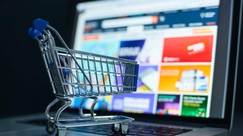 S�z konusu d�zenlemenin dijitalle�meyle birlikte daha fazla reklam ve ilana maruz kalan t�keticilerin aldat�c� reklamlara kar�� daha etkin korunmas�n� sa�lad���n� vurgulayan �eviko�lu, hedefli reklamc�l�ktan yapay zekayla olu�turulan reklamlara, sosyal medya i�erik �reticileri arac�l���yla yap�lan tan�t�mlardan indirimli sat�� reklamlar�na kadar bir�ok alanda t�keticilerin korunmas�na y�nelik yeni kurallar getirildi�ini anlatt�.