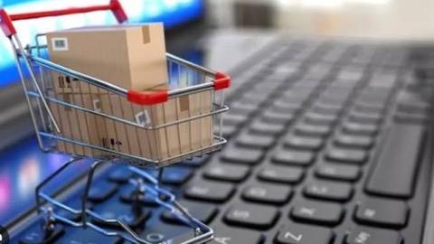 e-ticarette t�keticiyi korumaya y�nelik yeni d�zenlemeler 1 A�ustos?ta y�r�rl��e giriyor. Yapay zekayla olu�turulan reklamlarda a��klama zorunlu hale gelirken, influencer payla��mlar�, indirim kampanyalar� ve hedefli reklamlara da yeni kurallar getirildi. Elektronik Ticaret ��letmecileri Derne�i (ET�D) Ba�kan� Hakan �eviko�lu, "Ticari Reklam ve Haks�z Ticari Uygulamalar Y�netmeli�i'nde De�i�iklik Yap�lmas�na Dair Y�netmelik" dolay�s�yla 1 A�ustos itibar�yla e-ticaret sekt�r�nde yeni d�zenlemelerin uygulamaya al�naca��n� s�yledi. �eviko�lu, "D�zenlemeyle e-ticaret sekt�r�nde dijital pazarlama, yapay zeka, sosyal medya etkileyicileri (influencer), indirimli sat��lar ve �evresel beyanlar gibi bir�ok alanda �nemli yeni kurallar getirildi." dedi.