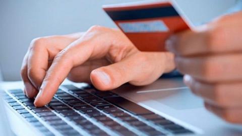 e-Ticarette d�nyada rekabet �artlar�n�n de�i�ti�ine dikkati �eken �eviko�lu, T�rkiye'nin rekabet g�c�n� korumak i�in y�netmeliklerle yap�lan d�zenlemelerin yan� s�ra Elektronik Ticaret Kanunu'nun da g�ncellenmesi gerekti�ini bildirdi. �eviko�lu, k�resel e-ticaret sekt�r�nde rekabet avantaj� sa�lamak ve pastadan daha �ok pay almak i�in yasa de�i�ikli�inin g�ndeme gelmesini beklediklerine i�aret ederek, bu anlamda 1 A�ustos'un d�n���m s�reci i�in milat olmas�n� umduklar�n� dile getirdi.