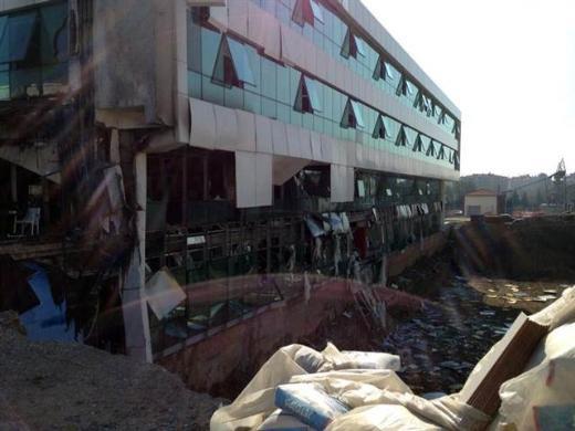 GDA ekipleri de binaya gelen doalgaz kesti. Giri katta bulunan restoran ve st katlardaki brolarda ise ar hasar meydana geldi.