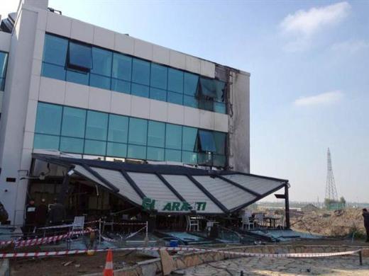 Yer, yer kmelerin olduu ve camlarnn krld gzlenen binaya giri ve klar yasakland. Yetkililerin binadaki incelemeleri devam ediyor.