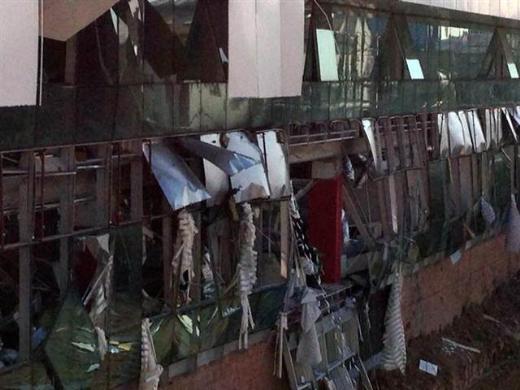 Patlamann ardndan olay yerine gelen itfaiye ekipleri yangn ksa srede sndrd.