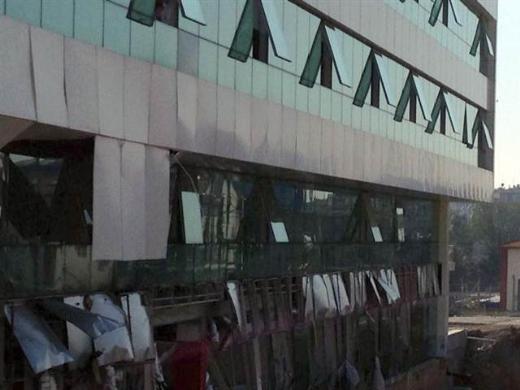 B1 blok giriindeki restoranda doalgaz kaandan kaynakland ne srlen patlamada binada ar hasar meydana geldi.