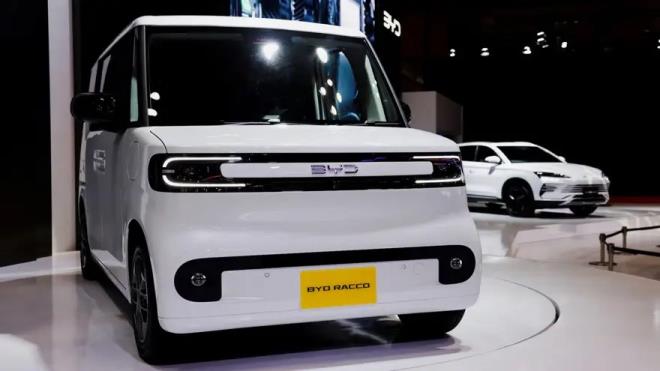 <p>�inli otomobil devi BYD, Sal� g�n� Japonya'da, �nl� bir oyuncunun yer ald��� reklam kampanyas�nda kendi minyat�r ara�lar�yla yollara h�kmeden yerel rakiplerine meydan okuyarak kendi elektrikli "kei" otomobil modeli Racco'yu piyasaya s�rd�.</p><p>&nbsp;</p><p>Japonya'n�n genellikle dar yollar� i�in ideal olan, geni�li�i 1,4 metreye ve uzunlu�u 3,4 metreye kadar varabilen s�per kompakt otomobil kategorisi, �lkede yeni ara� sat��lar�n�n yakla��k y�zde 40'�n� olu�turuyor.</p>