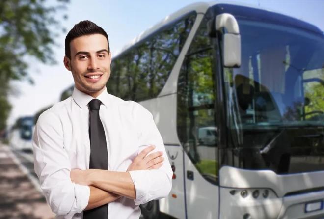 <p>Bir otob�s �of�r� 24 saatlik bir zaman dilimi i�inde toplamda en fazla 9 saat ara� kullanabilir. Aksi halde trafik uygulama noktas�nda a��r cezalarla kar��la��yorlar.</p><p>&nbsp;</p><p>�of�rler her 24 saatlik s�rede en az 11 saat kesintisiz dinlenmek zorunda bulunuyor. Bunun k�stas� da s�r�c� belgesinin takograf cihaz�na tak�l� olmamas�ndan ge�iyor.</p><p>&nbsp;</p><p>S�r�� ve mola s�releri ara�lardaki takograf ad� verilen dijital cihazlarla resmi olarak kay�t alt�na al�n�yor ve kontrol noktalar�nda denetleniyor.</p>