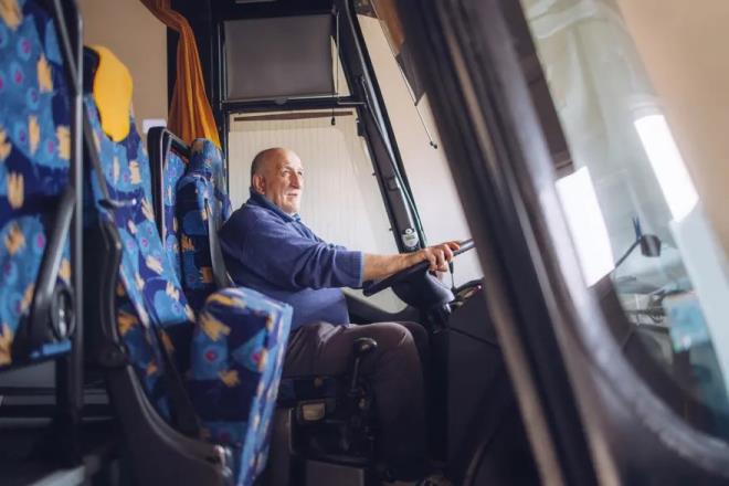 �irketin �artlar� aras�nda 30-55 ya� aras� olunmas�, sigara kullan�lmayacak olmas�, direksiyon ba��nda telefon kullan�lmamas�, sab�ka kayd� ve icra sorunu olmayan, kazaya kar��mam��, ceza puan� 40 puan�n alt�nda olmas�, peron deneyimi olan, �stanbul-�zmir-Mersin'de ikamet ediyor olunmas� ve sa�l�k raporu �art� bulunuyor.
