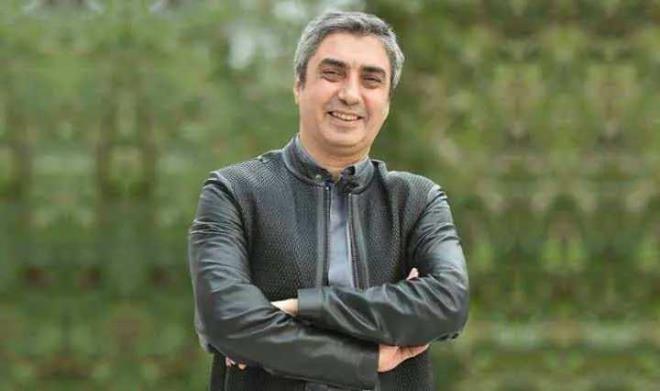 T�M D�KKATLER �ZER�NDEYD�<br><strong>Kalabal��� aras�nda y�r�yen �nl� oyuncu, etkinlik alan�nda bir�ok ki�i ile selamla�t� ve sohbet etti.&nbsp;</strong>