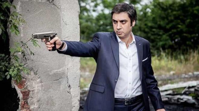 TAK�P��LER�NDEN YORUM YA�DI<br><strong>�nl� oyuncunun hayranlar�, g�ndem olan videonun alt�na <span><em>"�ok ya�lanm��", "Sa�lar�na aklar d��m�� be usta!" </em></span>ve <span style="color:#800080"><em>"Her hali karizmatik" </em></span>�eklinde yorumlar yapt�.</strong>