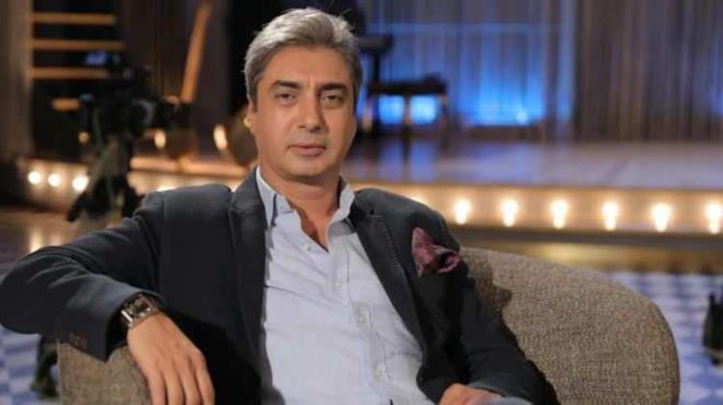 <strong>Ak�am saatlerinde d�zenlenen a��k hava etkinli�ine beyaz g�mlek, a��k renk pantolon ve spor ayakkab�yla kat�lan �a�maz'�n beyazlayan sa�lar� dikkat �ekti.</strong>
