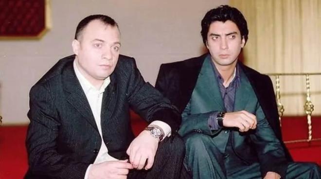 EKRANLARA ARA VERM��T�<br><strong>Reyting rekorlar� k�ran diziden sonra ekranlara ara veren �nl� oyuncu, kat�ld��� davette t�m ilgiyi �zerine �ekmeyi ba�ard�.</strong>