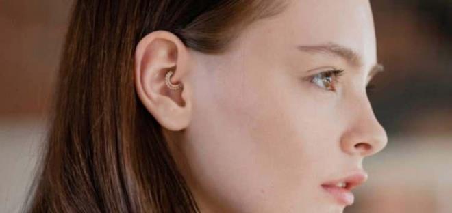 <p><span style="color:#800080"><strong>ENFEKS�YON R�SK� G�Z ARDI ED�LMEMEL�</strong></span><br>  &nbsp;</p>    <p>Daith piercing, kulak k�k�rda��na uyguland��� i�in enfeksiyon riski ta��yor. K�k�rdak dokusunun kanlanmas� zay�f oldu�undan geli�ebilecek enfeksiyonlar�n tedavisi daha g�� olabiliyor.</p>    <p>�iddetli enfeksiyonlar kal�c� k�k�rdak hasar�na, kula��n �eklinde bozulmaya ve nadiren cerrahi m�dahale gerektiren tablolara yol a�abiliyor. Uzmanlar k�zar�kl�k, artan �i�lik, �iddetli a�r�, ak�nt� veya ate� gibi belirtiler geli�mesi halinde vakit kaybetmeden sa�l�k kurulu�una ba�vurulmas�n� �neriyor.</p>    <p>Ayr�ca daith piercingin tamamen iyile�mesinin aylar, baz� ki�ilerde ise bir y�l� a�k�n s�re alabilece�i belirtiliyor. Bu s�re�te �zerine yatmak rahats�zl�k verebilirken, kulak i�i kulakl�k kullan�m� da zorla�abiliyor.</p>