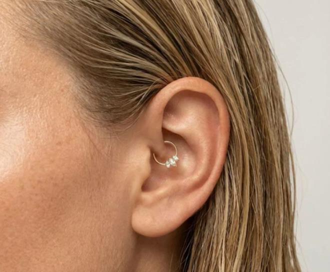 <p><span style="color:#800080"><strong>B�L�MSEL KANIT HEN�Z YETERL� DE��L</strong></span><br>  &nbsp;</p>    <p>Uzmanlar, daith piercingin migreni �nledi�ini ya da tedavi etti�ini g�steren g��l� klinik kan�tlar�n hen�z bulunmad���n� vurguluyor.</p>    <p>Bu nedenle y�ntemin n�roloji uzman� de�erlendirmesinin ve kan�tlanm�� migren tedavilerinin yerine kullan�lmamas� gerekti�i belirtiliyor. G�n�m�zde migren tedavisinde atak ila�lar�, koruyucu tedaviler, CGRP sistemini hedefleyen yeni ila�lar ve baz� hastalarda sinir uyar�m cihazlar� gibi bilimsel olarak etkinli�i g�sterilmi� se�enekler bulunuyor.</p>    <p>S�kla�an, g�nl�k ya�am� olumsuz etkileyen veya al���lm���n d���nda seyreden ba� a�r�lar�nda ise �ncelikle n�roloji uzman�na ba�vurulmas� tavsiye ediliyor.</p>