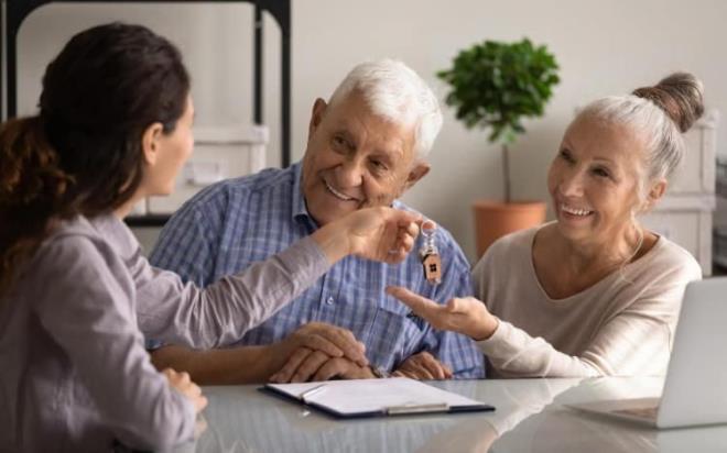 <p>T�rkiye'de 65 ya��ndaki bir ki�inin kalan ya�am s�resi ortalama 18,4 y�l olarak kay�tlara ge�erken, bu s�re erkeklerde 16,7 y�l�, kad�nlarda 20 y�l� buluyor.</p>  <p>65 ya��ndaki kad�nlar�n erkeklerden ortalama 3,3 y�l daha uzun ya�amas� bekleniyor.</p>
