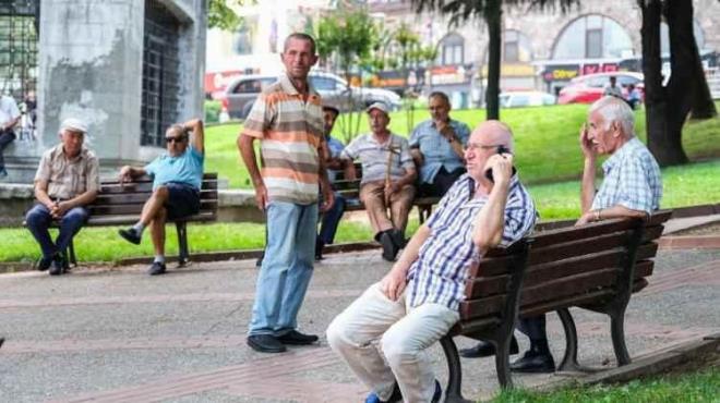 <p><strong>SA�LIKLI YA�AM S�RES� 58 YIL OLARAK HESAPLANDI</strong></p>  <p>"Belirli bir ya�taki ki�inin g�nl�k hayattaki faaliyetlerini s�n�rland�racak bir sa�l�k sorunu olmadan ya�amas� beklenen y�l say�s�" olarak tan�mlanan "sa�l�kl� ya�am s�resi" do�u�ta 58 y�l olarak kay�tlara ge�ti.</p>  <p>Bu s�re erkeklerde 59,1 y�l, kad�nlarda 56,9 y�l olarak hesapland�. Buna g�re, erkeklerin sa�l�kl� ya�am s�resinin kad�nlardan 2,2 y�l daha uzun oldu�u g�r�ld�.</p>