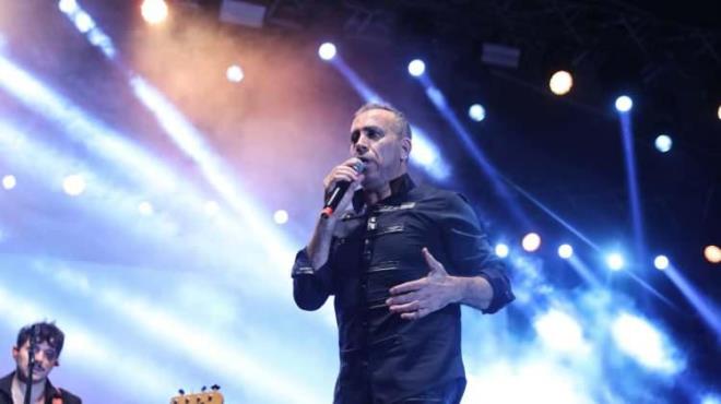 <p><strong>"M�Z�K SEKT�R�NDE B�Y�K SKANDALLAR YA�ANACAK"</strong></p>    <p>Haluk Levent'in hapis yatarken bile kumar oynad���na de�inen G�rgen, 1994 y�l�nda Levent'in kar��l�ks�z �ek d�zenlemesi nedeniyle hapse girdi�ini ve birka� kez de ziyaretinde bulundu�unu belirtti.</p>