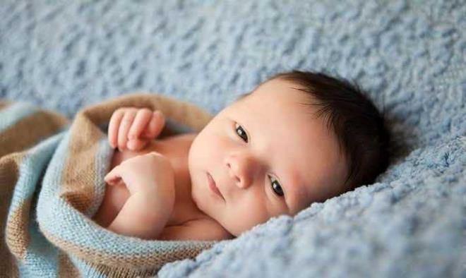 HAM�LEL�K D�NEM�NDEK� ETKENLER  <br>  Meselenin bir di�er boyutu ise anne karn�ndaki s�re�e ilgili. K���n do�um yapan annelerin hamileliklerinin son aylar� genellikle yaz mevsimine denk geliyor. Bu d�nemde g�ne� ����� sayesinde artan D vitamini ve taze g�daya kolay eri�im, bebe�in geli�imini olumlu y�nde etkiliyor.
