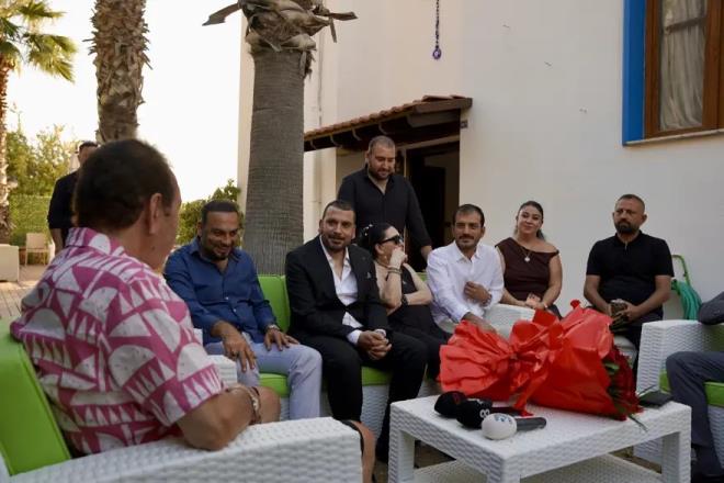 Aile yak�nlar� ve davetlilerin kat�ld��� t�rende geleneksel k�z isteme merasimi ger�ekle�tirilirken, samimi anlar ya�and�. Manevi k�z�n�n mutlulu�una ortak olan Tatl�ses'in olduk�a duyguland��� g�r�ld�.