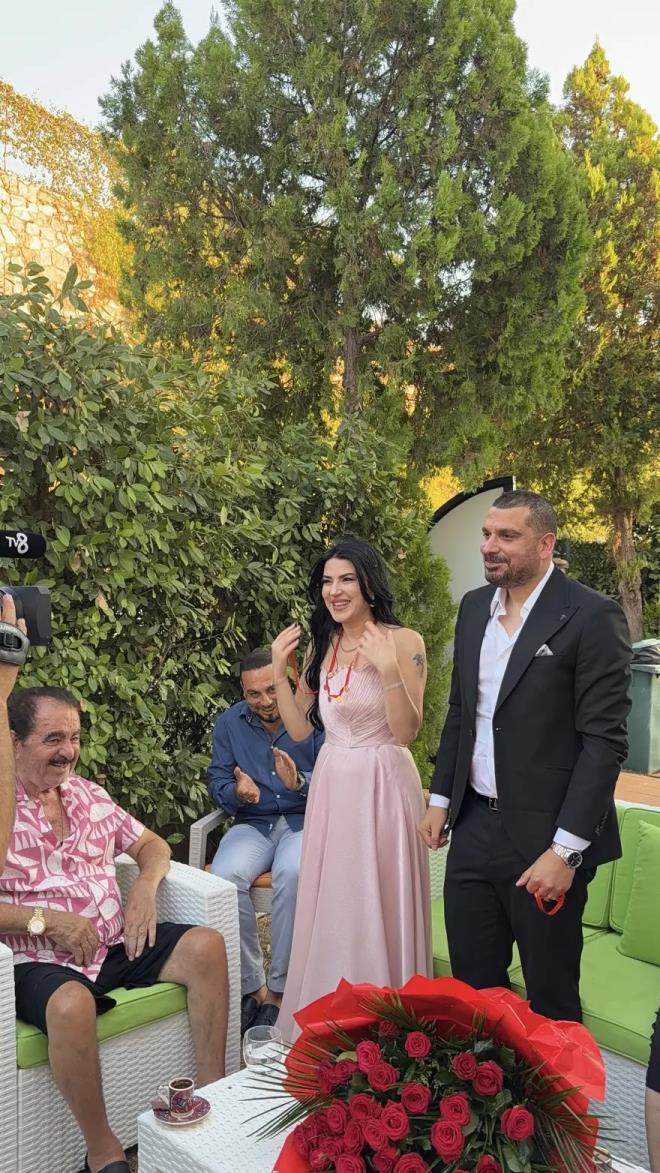 <p>Tatl�ses'in bu �zel g�nde manevi k�z� Didem Carus'a be�i bir yerde alt�n tak� hediye etti�i ��renildi.</p><p>&nbsp;</p><p>�steme t�reninin ard�ndan davetliler m�zik e�li�inde halay �ekerek �iftin mutlulu�unu kutlad�. S�cak ve samimi g�r�nt�lere sahne olan t�ren, sosyal medyada da yo�un ilgi g�rd�.</p>