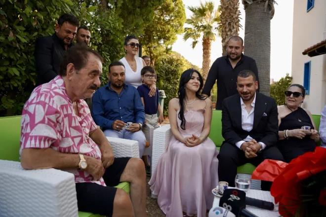 Son d�nemde sa�l�k durumu ve aile i�i geli�melerle g�ndeme gelen arabesk m�zi�in usta ismi �brahim Tatl�ses, bu kez mutlu bir olayla ad�ndan s�z ettirdi.&nbsp;