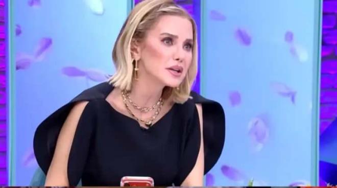 <strong>Son g�nlerde hakk�nda ��kan 'yasak a�k' iddialar� ile magazin man�etlerinden d��meyen Ece Erken, uzun s�redir sunuculu�unu �stlendi�i TV8 ekranlar�nda yay�nlanan 'Gel Konu�al�m' program�n�n yeni sezonundan son dakika al�nan bir kararla ��kar�ld�.</strong>