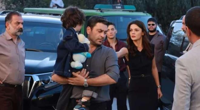 "Yaprak D�k�m�", "Kuzey G�ney", "�ukur", "Yeni Gelin" gibi bir�ok unutulmaz dizide rol alan Mustafa Avk�ran "Uzak �ehir"le el s�k��t�.&nbsp;