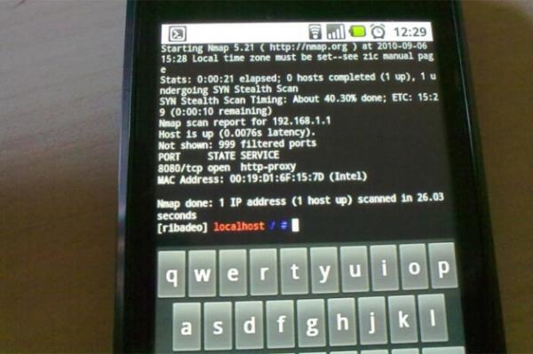 Aslnda malware yazlmlar indirmek genelde orjinal marketi dndan ykleme yapmaya izin vermeyen cihazlarda baarsz olacandan, siber-saldrganlar farkl bir yol izlemeye balad. Sz verilen Android antivirs elde etmek iin kullanclar bir forma telefon numaralarn girip sonrasnda download tuuna basmallar. Fakat Android cihazlarnn temizlenmesi yerine aldklar ey zil sesleri ve duvar katlar hizmetlerine premium yelik oluyor, bunlar da kullanc manual olarak hizmetten k yapmad srece haftalk vergiler hari minimum 3.00 Euro maliyete sebep oluyor.