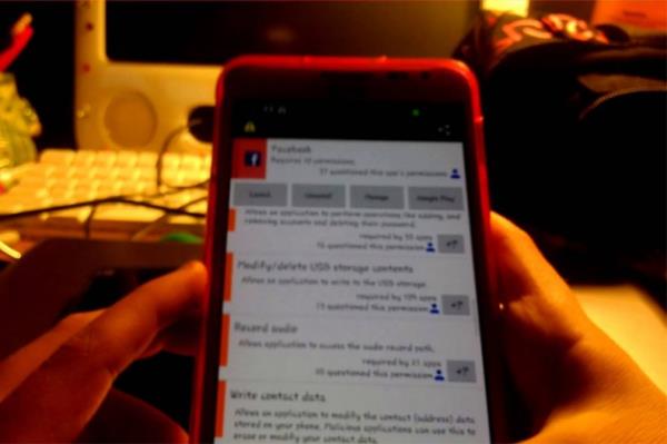 Bu aldatmaca birok yasal uygulamada bulunan bir reklam SDK's tarafndan ortaya karlan bir pop-up mesaj gibi grnd, rnek olarak Google Play ierisinde yasal olarak bulunan Brightest Flashlight Free  uygulamasnn eski bir versiyonu verilebilir.