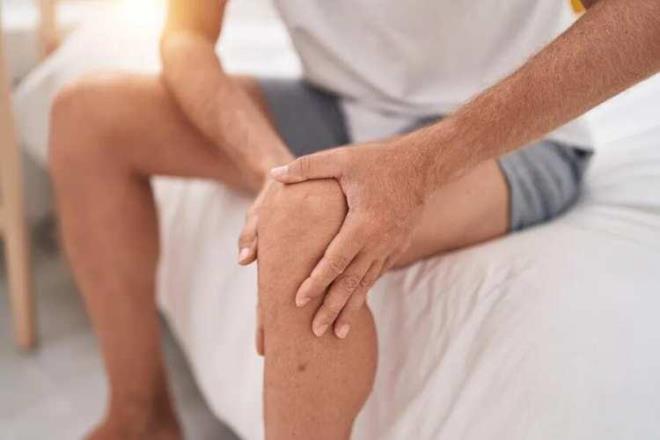 Hastal���n biyolojik �zelliklerinin tedavi se�iminde giderek daha fazla �nem kazand���n� belirten Dr. Durusoy, <em><strong>"Kemik ili�inden elde edilen �rneklerde yap�lan sitogenetik ve molek�ler incelemeler, hastal���n risk grubunu belirlememize yard�mc� oluyor. B�ylece her hastaya en uygun ve en etkili tedavi yakla��m�n� planlayabiliyoruz. Multiple myelom tedavisinde son y�llarda �nemli geli�meler ya�anmaktad�r. G�n�m�zde bir�ok etkili tedavi se�ene�i bulunmaktad�r. Art�k tedavi yaln�zca klasik kemoterapiyle s�n�rl� de�il. Proteazom inhibit�rleri, imm�nmod�lat�r ila�lar, monoklonal antikor tedavileri ve uygun hastalarda otolog k�k h�cre nakli standart tedavi se�enekleri aras�nda yer al�yor. Hastal���n n�ks etti�i baz� olgularda ise CAR-T h�cre tedavileri ve bispesifik antikorlar gibi yenilik�i tedavi y�ntemlerinden de yararlanabiliyoruz" </strong></em>�eklinde konu�tu.