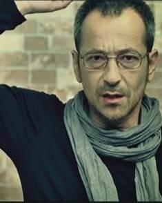 <p><strong>SA�LIK SORUNLARI NEDEN�YLE KONSERLER�N� �PTAL ETT�</strong></p>    <p>&nbsp;</p>    <p>�nl� �ark�c� hayranlar�na yapt��� a��klamada, "Sevgili dostlar" diyerek seslenen usta m�zisyen, sahnelere ara verme karar� almas�ndaki en �nemli nedenlerden birinin vertigo rahats�zl��� oldu�unu ifade etti. D�za�a�, a��klamas�nda �u ifadelere yer verdi:</p>
