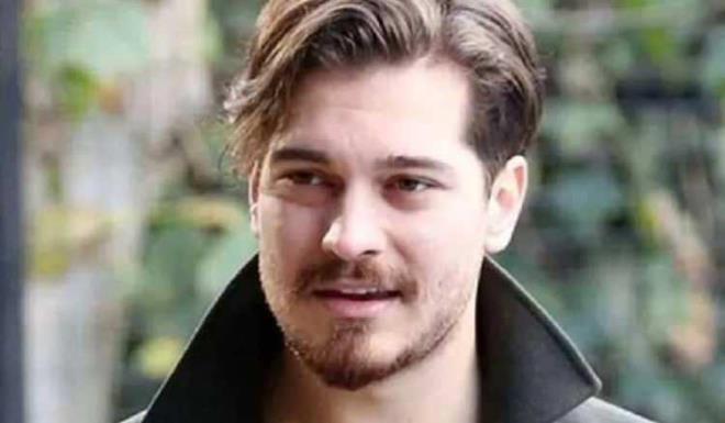 2010'da 'Best Model of Turkey' birincisi olan&nbsp;�a�atay Ulusoy, 'Ad�n� Feriha Koydum' dizisiyle oyunculu�a ad�m atm��t�.