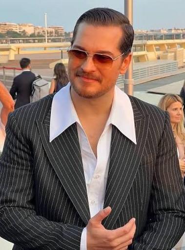Son olarak da 'E�ref R�ya' dizisi ile �n�ne �n katan Ulusoy, zaman zaman fiziksel de�i�imiyle dikkat �ekiyor.