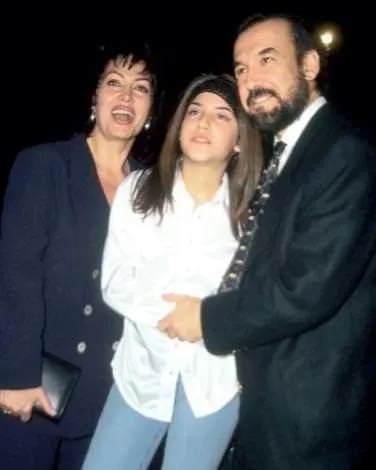 <strong>1987 y�l�nda �ift, anla�mal� olarak evliliklerini sonland�rsa da aradan ge�en y�llara ra�men dostluklar�n� hi� kaybetmeyerek, k�zlar�n� birlikte b�y�tmeyi se�mi�ti.</strong>