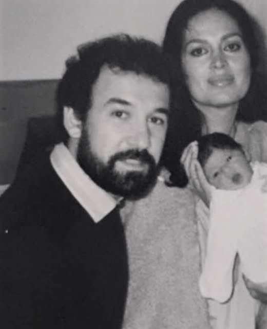 <strong>1982 y�l�nda �ekilen "Mine" filminde yollar� kesi�en ve zamanla arkada�l�klar� a�ka d�n��en T�rkan �oray ve Cihan �nal, 1983 y�l�nda d�nya evine girmi� ve bu evliliklerinden 1985 y�l�nda Ya�mur ad�n� verdikleri k�zlar� d�nyaya gelmi�ti.</strong>