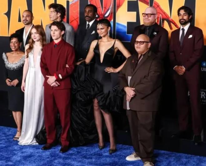 Spider-Man: Brand New Day g�sterime girdi�i ilk hafta sonunda ABD gi�esinde tarihi bir a��l��a imza atarak Avengers: Endgame'i geride b�rakt�. Film, d�nya genelinde ise yaln�zca alt� g�n i�inde 1,05 milyar dolarl�k&nbsp; (yakla��k 49.974.855.000 TL) has�lata ula�t�.&nbsp;