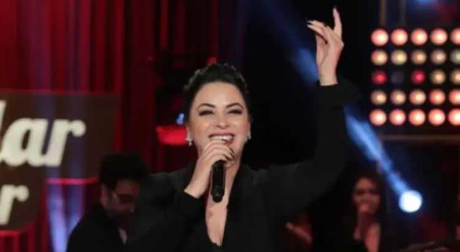 <strong>Ge�ti�imiz ak�am konser �ncesi bas�n mensuplar�n�n sorular�n� yan�tlayan �ark�c� Zara, �ngiltere men�eili bir okulda alternatif t�p e�itimi ald���n� a��klad�.</strong>