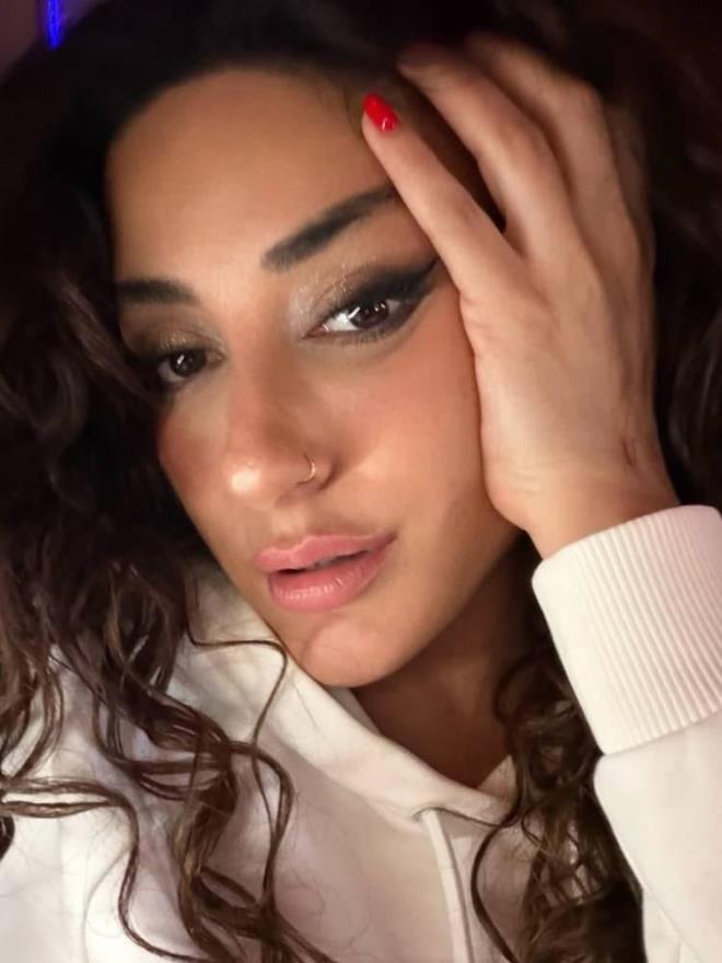 <p><span style="color:#800080"><strong>KAZANCI �A�IRTTI</strong></span></p>    <p>&nbsp;</p>    <p>Abonelik �cretini ayl�k 39,99 TL olarak belirleyen �nl� �ark�c�n�n ne kadar kazand��� merak konusu oldu.</p>    <p>&nbsp;</p>