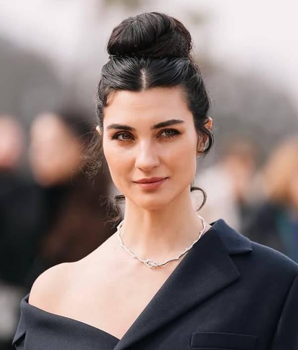 2- TUBA B�Y�K�ST�N<br>Listenin ikinci s�ras�nda Tuba B�y�k�st�n var. B�y�k�st�n?�n g�zelli�ini farkl� k�lan ise yaln�zca y�z hatlar�n�n uyumu de�il, ayn� zamanda zamans�z ve karakteristik g�r�n�m�. �zellikle etkileyici g�zleri ve y�z�ndeki do�al oran, onu di�er isimlerden ay�r�yor. Y�llar ge�se de de�i�meyen g�zelli�iyle B�y�k�st�n, listenin zirvesine olduk�a yakla�m�� durumda.