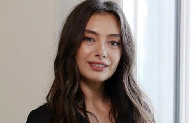 4- NESL�HAN ATAG�L<br>D�rd�nc� s�rada ise kendine has g�zelli�iyle Neslihan Atag�l bulunuyor. Belirgin g�zleri, ince y�z hatlar� ve karakteristik g�r�n�m�, Atag�l?� klasik g�zellik kal�plar�ndan biraz daha farkl� bir noktaya ta��yor. Yapay zekan�n de�erlendirmesinde de onu �ne ��karan en �nemli unsur, kendine �zg� y�z yap�s� oluyor.