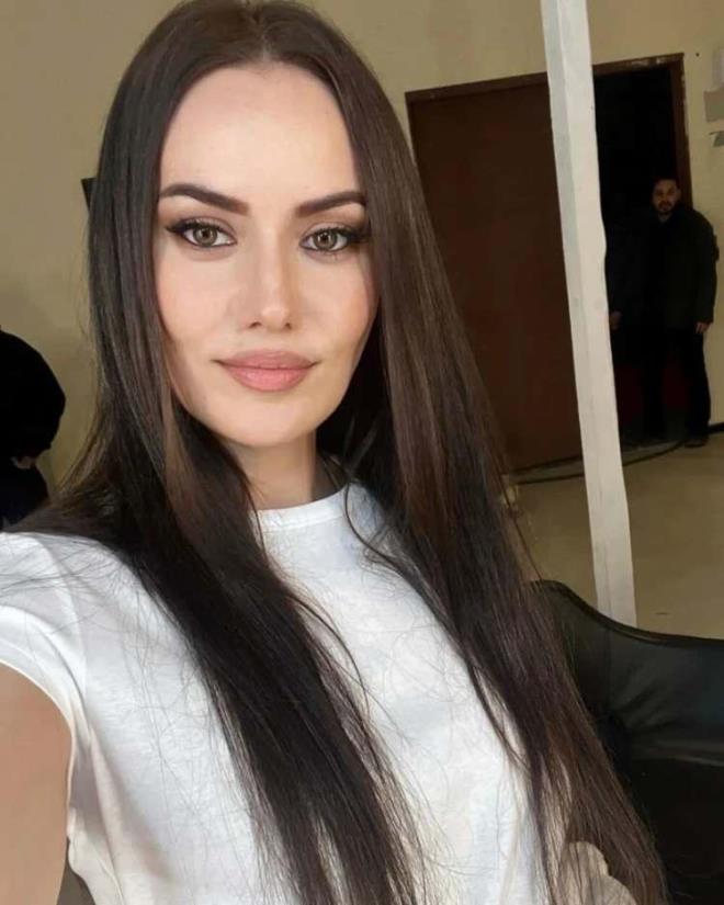 5- FAHR�YE EVCEN<br>Listenin be�inci s�ras�nda Fahriye Evcen yer al�yor. Klasik g�zellik anlay���n�n g��l� temsilcilerinden biri olan Evcen, �zellikle g�zleri, belirgin ka�lar� ve y�z ovalindeki uyumla dikkat �ekiyor. Dengeli ve feminen y�z hatlar�, onu listenin iddial� isimlerinden biri haline getiriyor.