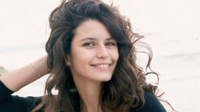 3- BEREN SAAT<br>Beren Saat, zarif ve orant�l� y�z hatlar�yla listenin ���nc� s�ras�nda yer al�yor. �zellikle g�z, burun ve dudak aras�ndaki uyum, Saat?in y�z�ndeki dengeli g�r�n�m�n en dikkat �ekici noktalar� aras�nda g�steriliyor. Y�llard�r de�i�meyen zarif g�r�nt�s� de onu listede �st s�ralara ta��yan detaylardan biri.