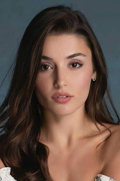 1- HANDE ER�EL<br>Ve zirvede Hande Er�el... Yapay zekan�n de�erlendirmesinde Er�el?i birinci s�raya ta��yan en �nemli detay, y�z hatlar�ndaki genel denge ve simetri. G�zleri, y�z ovali ve hatlar�n�n birbiriyle uyumu, oyuncunun ?saf y�z g�zelli�i? kategorisinde �ne ��kmas�n� sa�l�yor.
