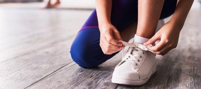 Diz a�r�s�nda ayakkab� kullan�m�n�n da �neminde de�inen Karatay, y�r�y�� ve spor s�ras�nda aya��n maruz kald��� darbeyi azaltabilecek ayakkab�lar�n tercih edilmesi gerekti�ini s�yledi.