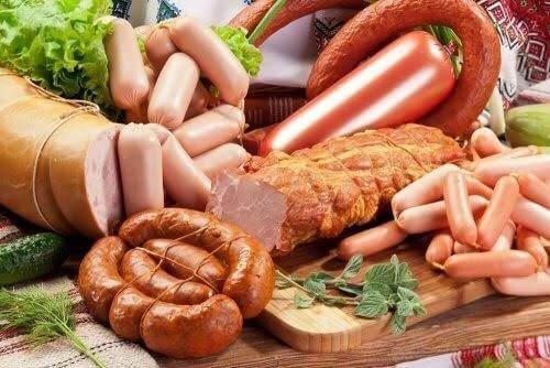��erisinde koruyucu madde olarak nitrit ve nitratlar�n bulundu�u, sindirim sistemine zarar veren sosis, salam, sucuk ve past�rman�n da t�ketilmemesi gerekti�ine dikkat �eken uzmanlar, D�nya Sa�l�k �rg�t� (DS�)?nun i�lenmi� etleri ?Grup 1 kanserojen? s�n�f�nda de�erlendirdi.