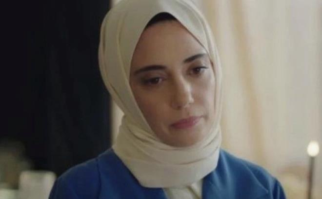 Bu ayr�l�kla birlikte, dizinin ilk sezonundaki kemik kadrodan geriye yaln�zca Evrim Alasya (K�v�lc�m) ve Bar�� K�l�� (�mer) kalm�� olacak.