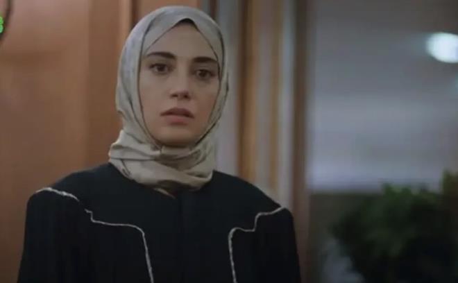 <h3>AYRILIK KERVANI B�Y�YOR: NESL�HAN YELDAN VE BARLAS KARTAL DA G�TT�<br> <p>Gazeteci Birsen Altunta�'�n haberine g�re dizideki ayr�l�klar sadece Nilay ve Nursema ile s�n�rl� kalmad�. Nilay karakterinin hikayesinin bitmesiyle birlikte:</p> <p>Nilay?�n annesini canland�ran usta oyuncu Neslihan Yeldan,<br>Fethi karakterine hayat veren Barlas Kartal<br>da fenomen yap�m�n kadrosuna veda eden isimler aras�nda yer ald�.</p>