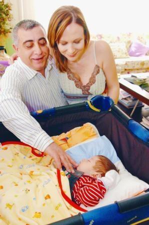 <p><b>Ahu Sungur</b></p>  Birileri 2 aylk bebei ala, susuzlua terk eder, birileri dilendirir, birileri dayak atp ldrr! Bu nasl vahet! Allah'm aklmz koru