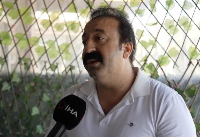 <p>Ya�ananlara tepki g�steren sosyal medya fenomeni ve �ef Mehmet �ubuk, ?�ubemde b�yle talihsiz bir olay ya�and�. Bu beni ger�ekten �ok �zd�. Bir de �ocu�uyla gelmi�. Ke�ke ?Benim param yok, �deme g�c�m yok' deseydi. Biz burada ihtiyac� olana, can� �ekene, ac�kana zaten yemek veriyoruz. �deme sorunu ya�ayana da yard�mc� oluyoruz. Ama bu �ekilde yap�lmas� ustalara bir ihanet.? diyerek �r�nlerini b�y�k bir emeklerle haz�rlad�klar�n� belirtti.&nbsp;</p><p>&nbsp;</p><p>G�venlik kameras� kay�tlar�n� kontrol ettiklerini anlatan �ubuk, "Kendisi bunu s�yledi�inde inanmad�k. ?Kameraya bakal�m' dedik. Kameraya bakt�k, kendisi k�l�n� ��kar�yor ve yeme�in i�ine koyuyor. Bu, eme�e yap�lan bir h�rs�zl�kt�r. Yapt���m�z i�in g�zel oldu�unu bildi�imiz halde i�imizi karalamas� bizim ho�umuza gitmedi." ifadelerini kulland�.</p>